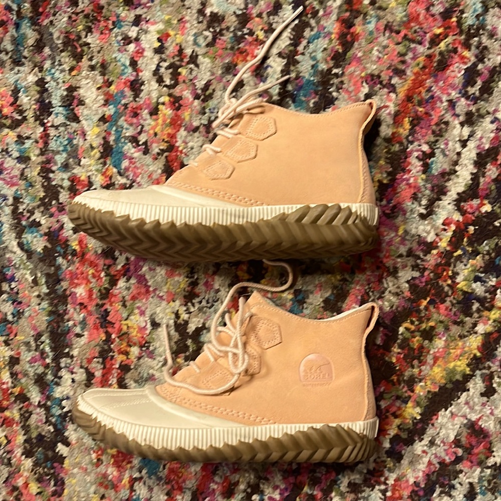 Like new!  Rare find!  Pink/white Sorel booties.  Sz. 7.5.